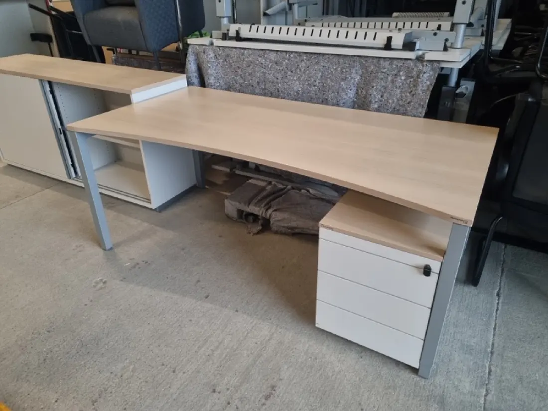 Gebrauchter Schreibtisch mit Rollcontainer im Lager